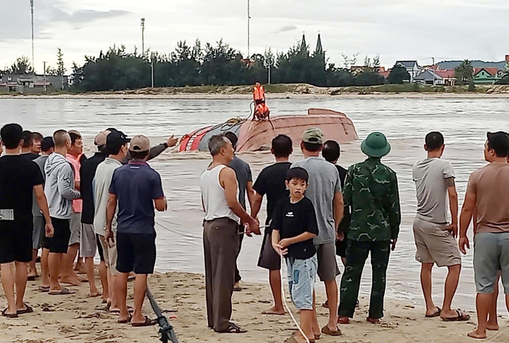 Tàu cá bị lật và tàu hàng bị mắc cạn trên sông Gianh - ảnh 1