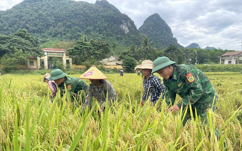 Bộ đội giúp đồng bào Rục, Mày khắc phục hậu quả mưa lũ - ảnh 3