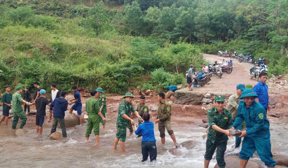 Bộ đội giúp đồng bào Rục, Mày khắc phục hậu quả mưa lũ - ảnh 5