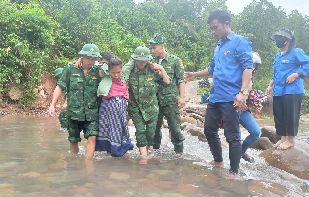 Bộ đội giúp đồng bào Rục, Mày khắc phục hậu quả mưa lũ - ảnh 7