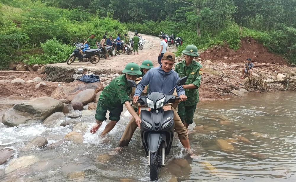 Bộ đội giúp đồng bào Rục, Mày khắc phục hậu quả mưa lũ - ảnh 6