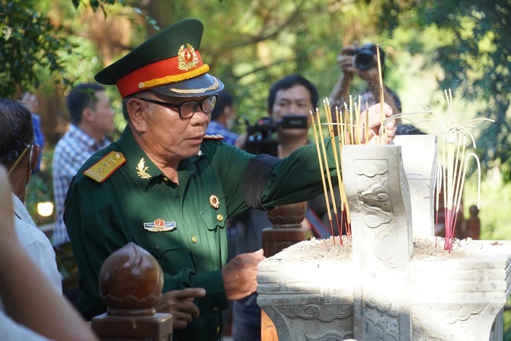 Đông đảo người dân dâng hương tiễn biệt phu nhân Đại tướng Võ Nguyên Giáp - ảnh 5