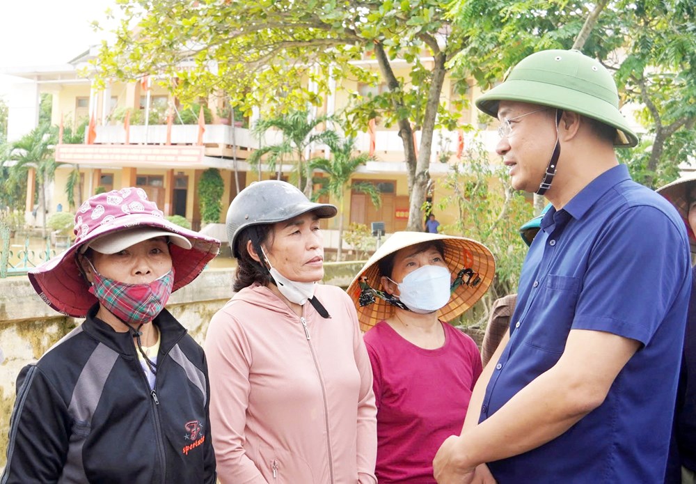 Bí thư Tỉnh ủy Quảng Bình Lê Ngọc Quang lội bùn về với người dân vùng ‘rốn lũ’ - ảnh 1