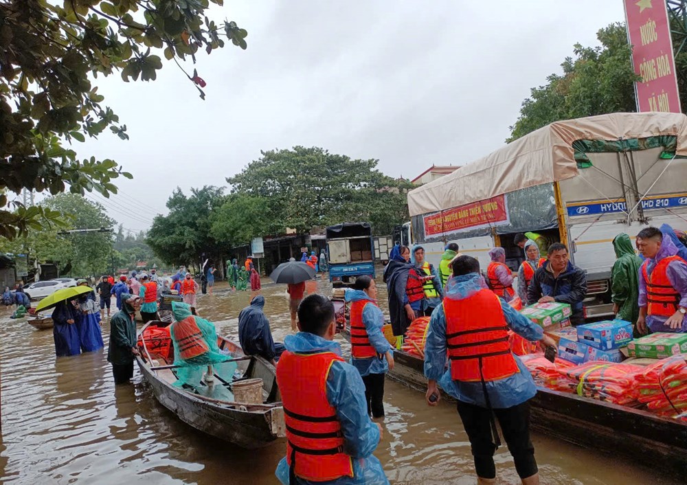 Bí thư Tỉnh ủy Quảng Bình Lê Ngọc Quang lội bùn về với người dân vùng ‘rốn lũ’ - ảnh 3