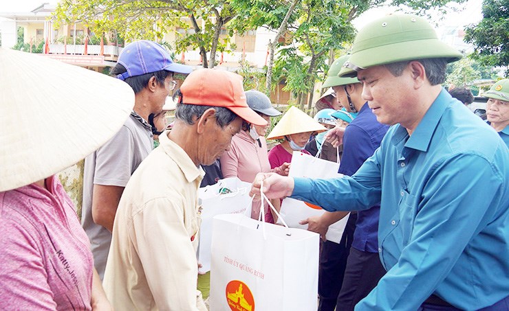 Bí thư Tỉnh ủy Quảng Bình Lê Ngọc Quang lội bùn về với người dân vùng ‘rốn lũ’ - ảnh 2