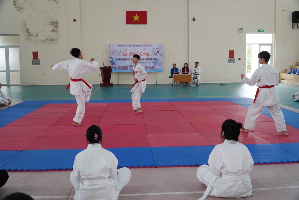 Lan toả phong trào tập luyện võ Karate trong trường học