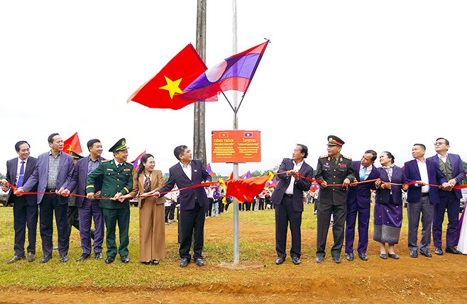 Đoàn kết dân bản ở hai bên biên giới Việt Nam-Lào - ảnh 2