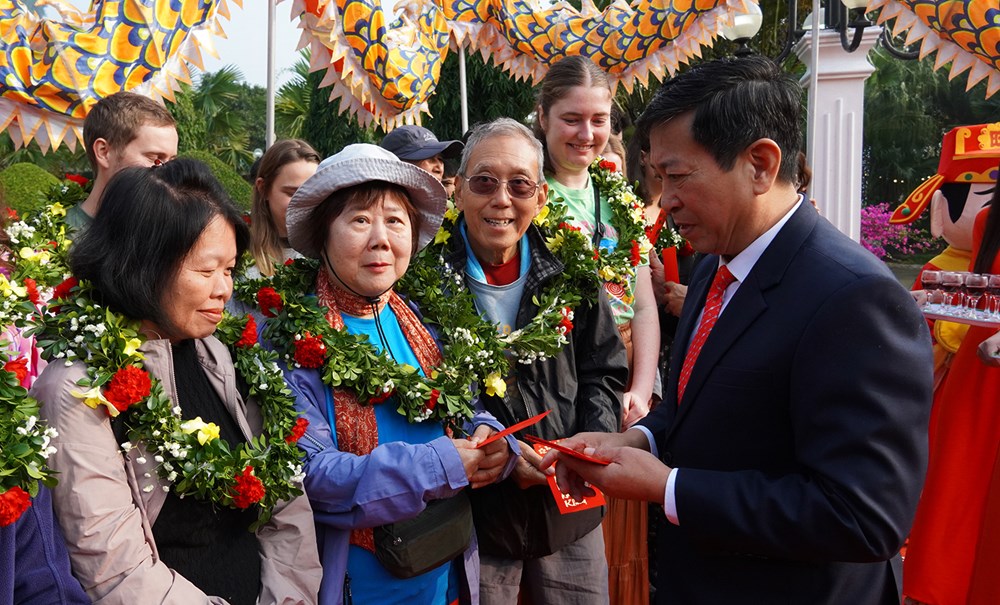 Đón đoàn khách “xông đất” năm mới tại Di sản Phong Nha - Kẻ Bàng - ảnh 2