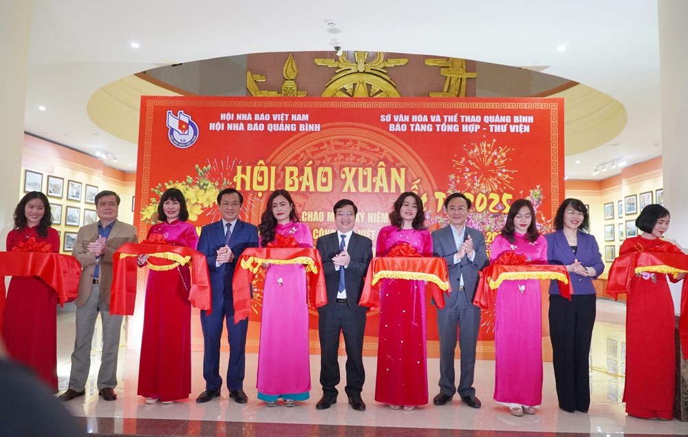 Hơn 300 tờ báo, tạp chí cùng “khoe sắc” - ảnh 1