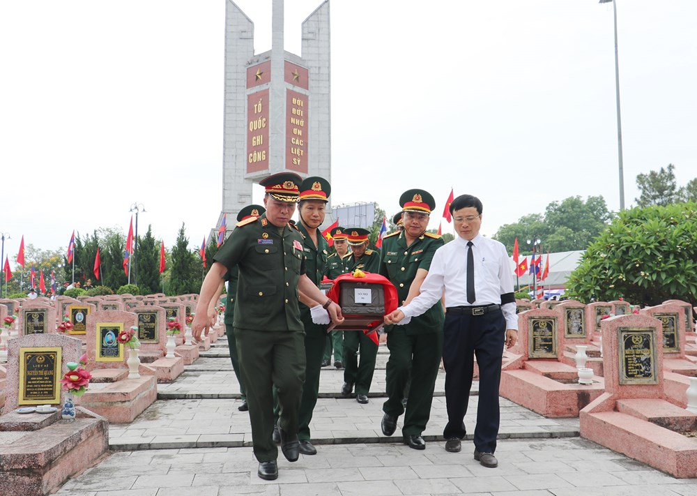 Lễ truy điệu và an táng hài cốt liệt sĩ quân tình nguyện và chuyên gia hy sinh tại Lào - ảnh 2