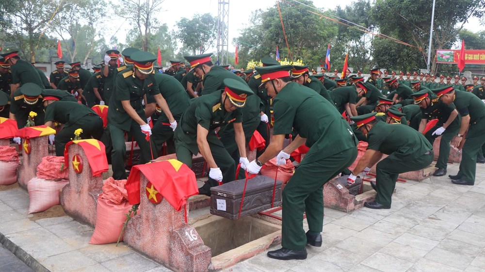 Lễ truy điệu và an táng hài cốt liệt sĩ quân tình nguyện và chuyên gia hy sinh tại Lào - ảnh 3