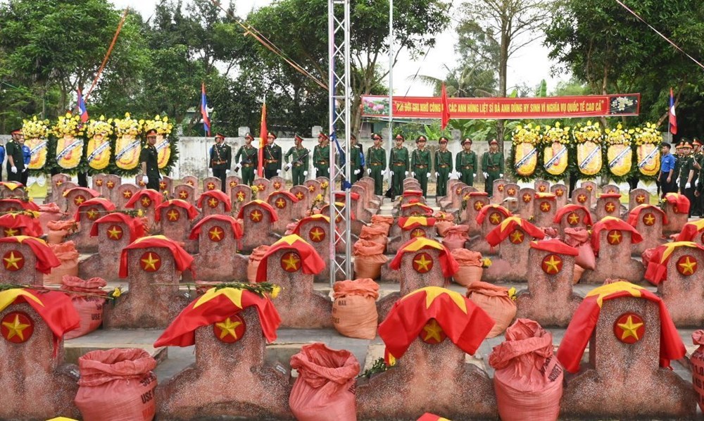 Lễ truy điệu và an táng hài cốt liệt sĩ quân tình nguyện và chuyên gia hy sinh tại Lào - ảnh 4
