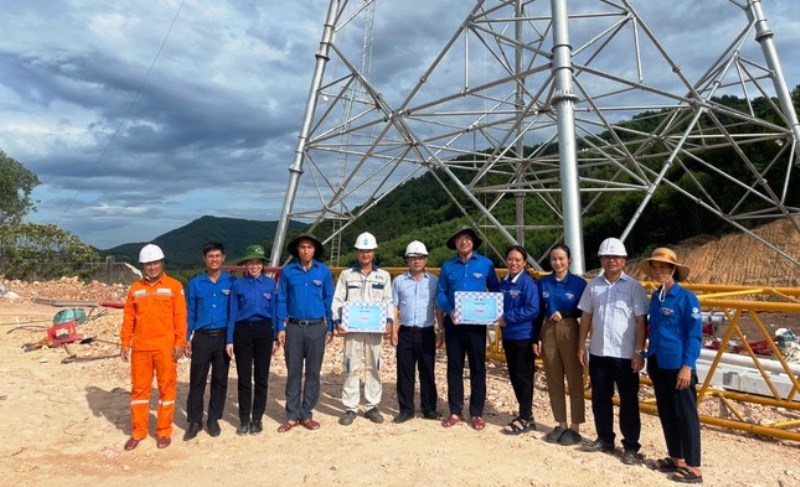 Gần 700 thanh niên Hà Tĩnh tham gia hỗ trợ thi công đường dây 500kV - ảnh 1