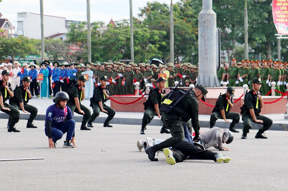 Bộ trưởng Bộ Công an dự Lễ ra mắt lực lượng tham gia bảo vệ an ninh, trật tự ở cơ sở tại Nghệ An - ảnh 7