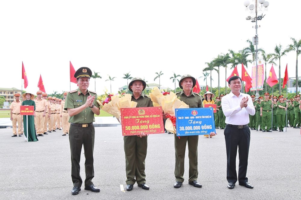 Bộ trưởng Bộ Công an dự Lễ ra mắt lực lượng tham gia bảo vệ an ninh, trật tự ở cơ sở tại Nghệ An - ảnh 4