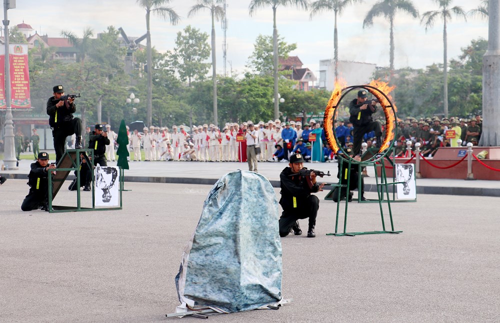Bộ trưởng Bộ Công an dự Lễ ra mắt lực lượng tham gia bảo vệ an ninh, trật tự ở cơ sở tại Nghệ An - ảnh 6