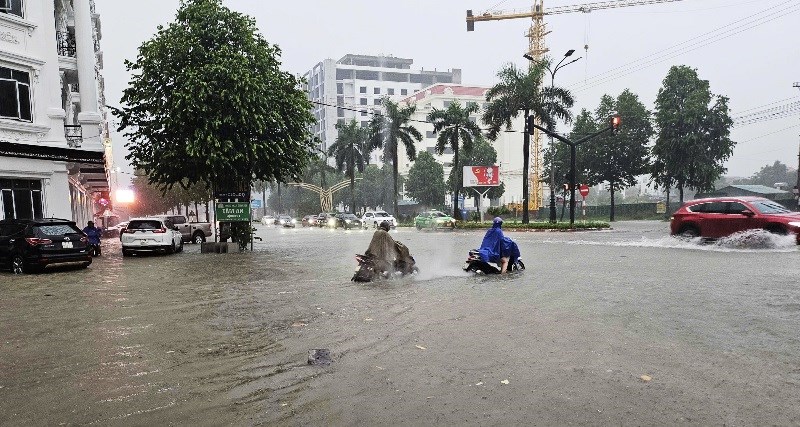 Mưa trắng trời, nhiều tuyến đường thành phố Vinh ngập sâu - ảnh 1