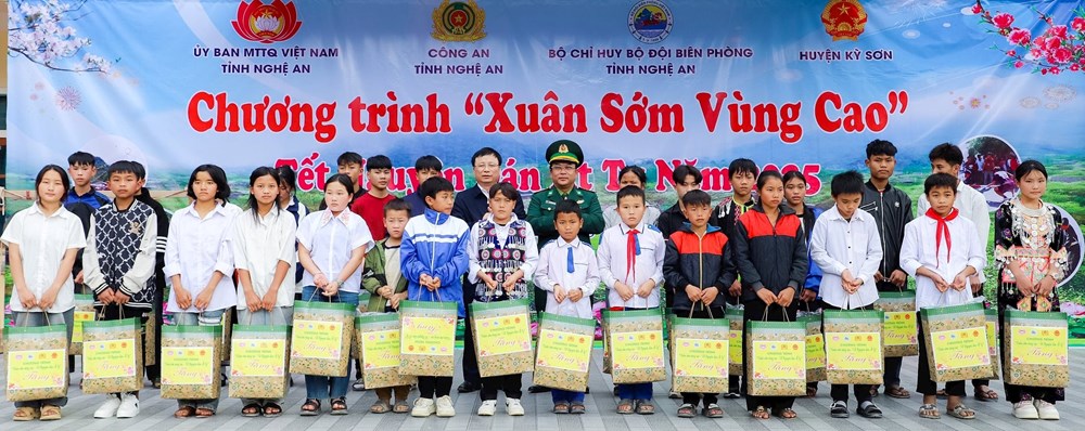 “Xuân Sớm Vùng Cao“: Mang Tết ấm đến đồng bào khó khăn - ảnh 2