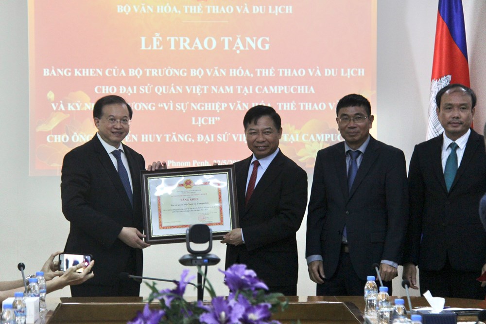 Trao Bằng khen và Kỷ niệm chương tặng Đại sứ quán và Đại sứ VN tại Campuchia - ảnh 3