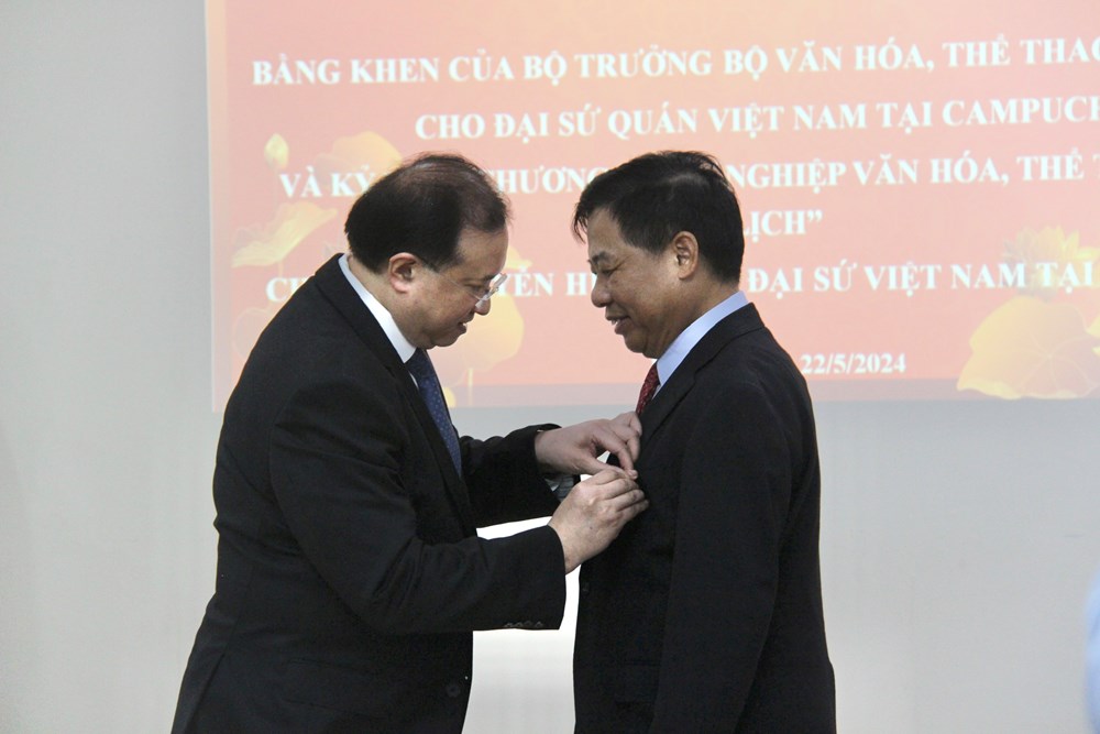 Trao Bằng khen và Kỷ niệm chương tặng Đại sứ quán và Đại sứ VN tại Campuchia - ảnh 4