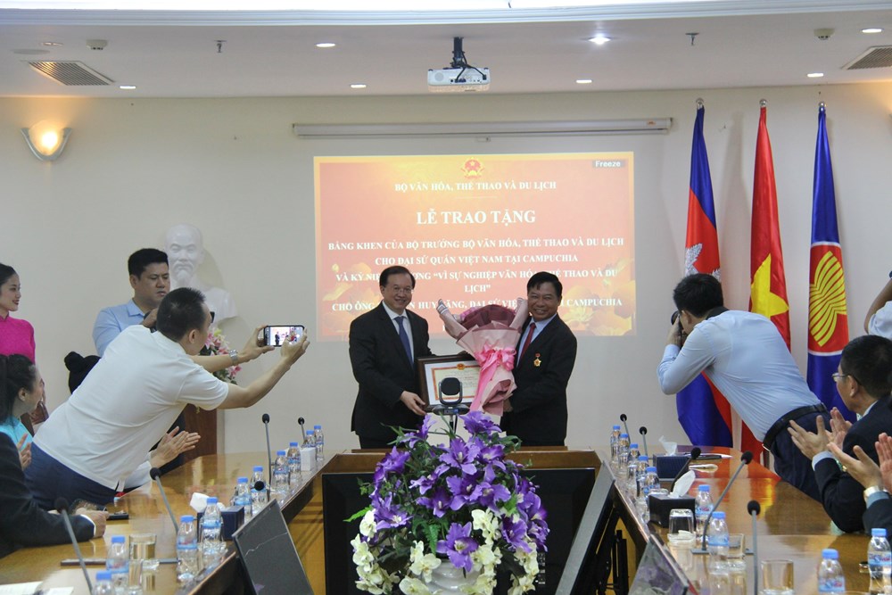 Trao Bằng khen và Kỷ niệm chương tặng Đại sứ quán và Đại sứ VN tại Campuchia - ảnh 5