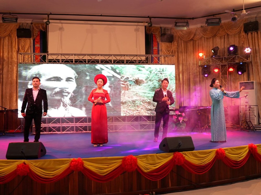Ấn tượng với chương trình nghệ thuật của đoàn nghệ sĩ Việt Nam tại tỉnh Banteay Meanchey - ảnh 4