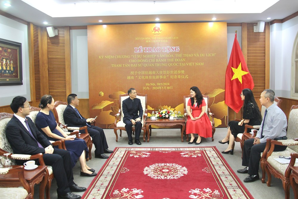 Trao kỷ niệm chương cho Tham tán văn hoá Đại sứ quán Trung Quốc tại Việt Nam  - ảnh 2