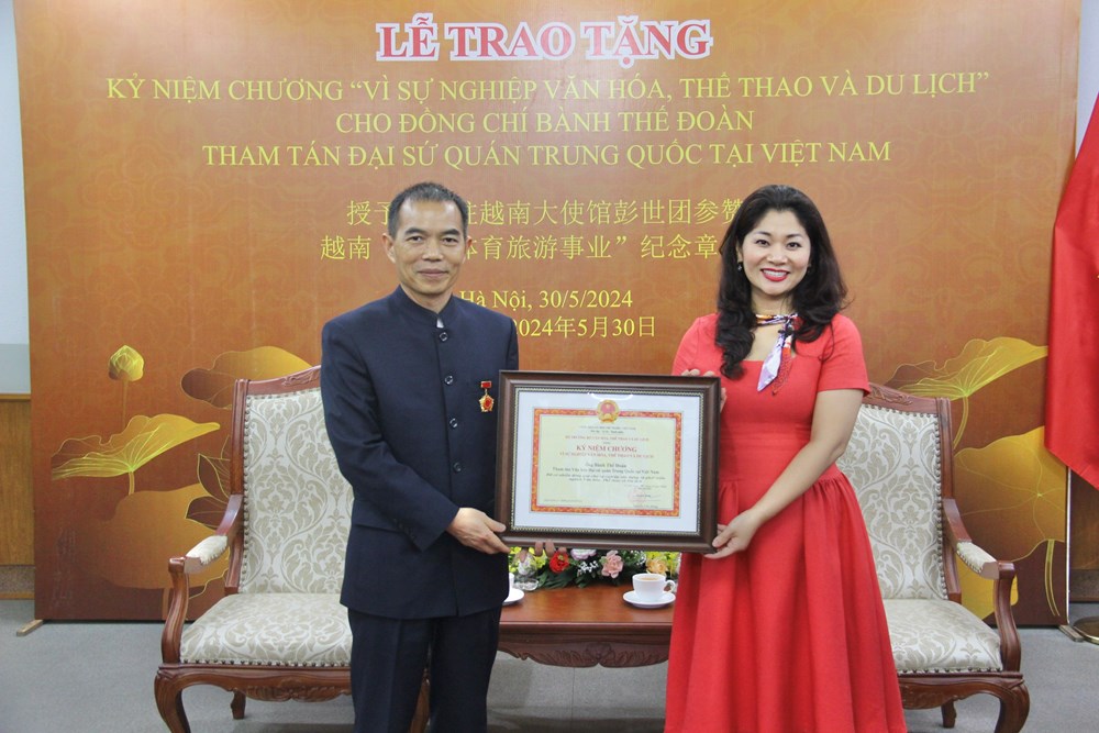 Trao kỷ niệm chương cho Tham tán văn hoá Đại sứ quán Trung Quốc tại Việt Nam  - ảnh 1