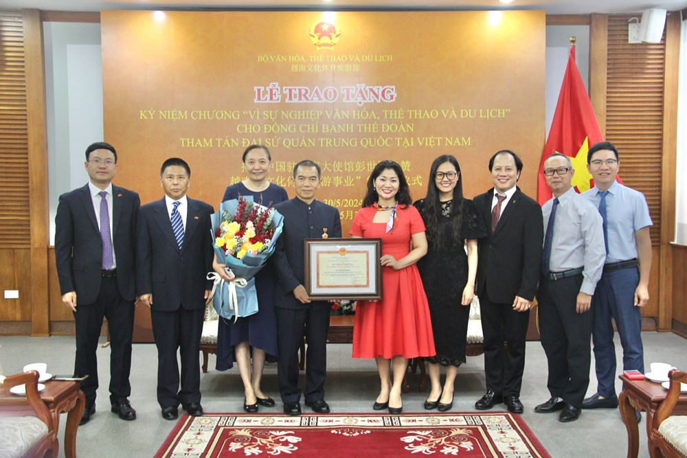 Trao kỷ niệm chương cho Tham tán văn hoá Đại sứ quán Trung Quốc tại Việt Nam  - ảnh 3