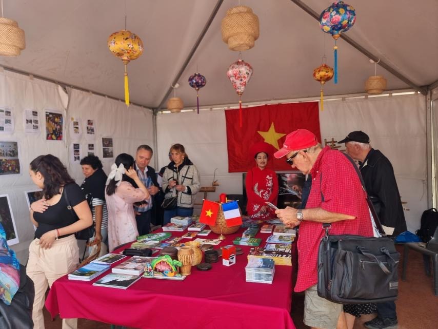Việt Nam tham gia Ngày hội Lãnh sự 2024 ở Lyon (Pháp) - ảnh 5