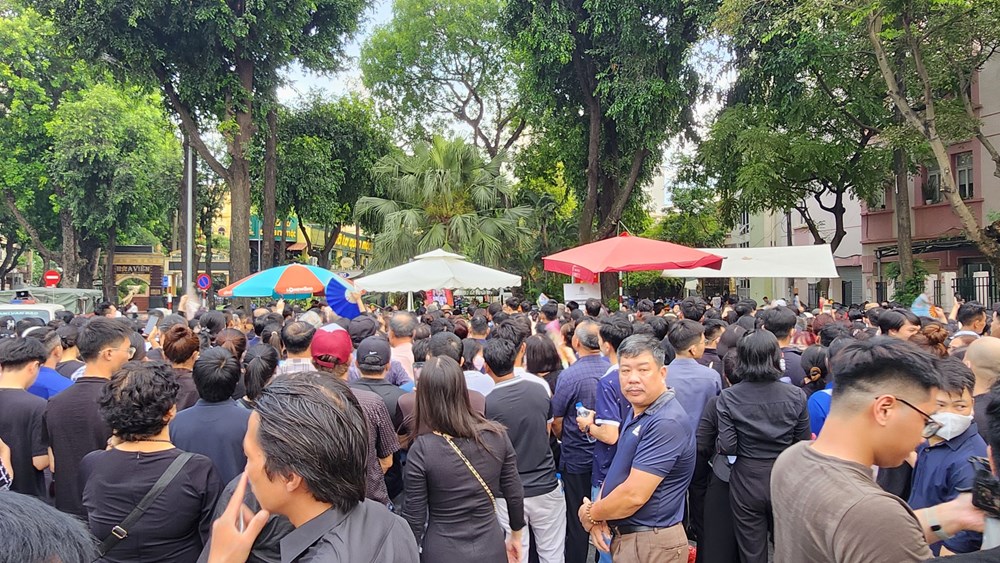 Dòng người xếp hàng chờ viếng Tổng Bí thư Nguyễn Phú Trọng tại Nhà tang lễ Quốc gia - ảnh 3