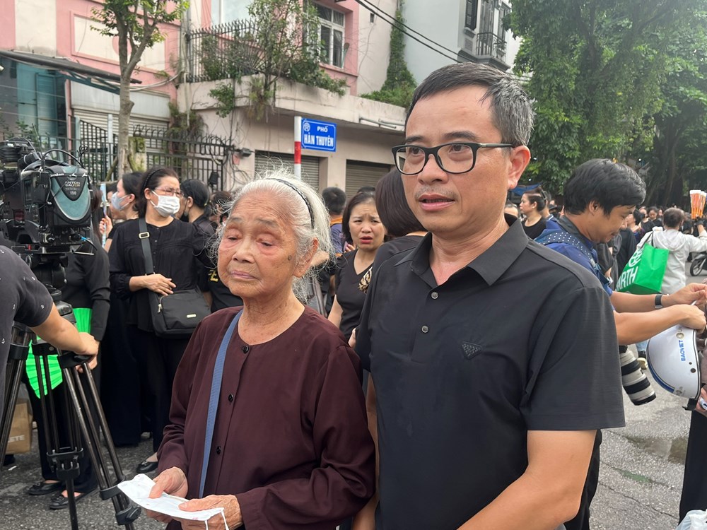 Dòng người xếp hàng chờ viếng Tổng Bí thư Nguyễn Phú Trọng tại Nhà tang lễ Quốc gia - ảnh 5