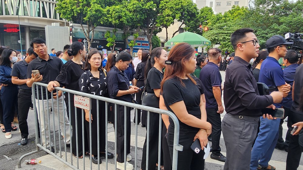 Dòng người xếp hàng chờ viếng Tổng Bí thư Nguyễn Phú Trọng tại Nhà tang lễ Quốc gia - ảnh 1