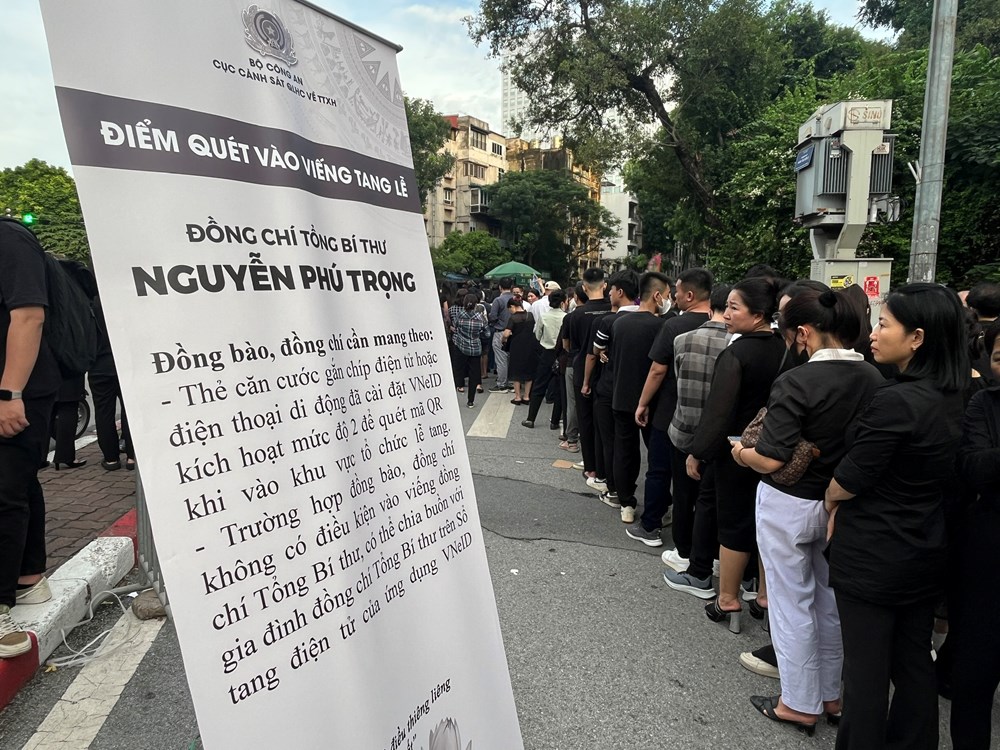 Dòng người xếp hàng chờ viếng Tổng Bí thư Nguyễn Phú Trọng tại Nhà tang lễ Quốc gia - ảnh 6