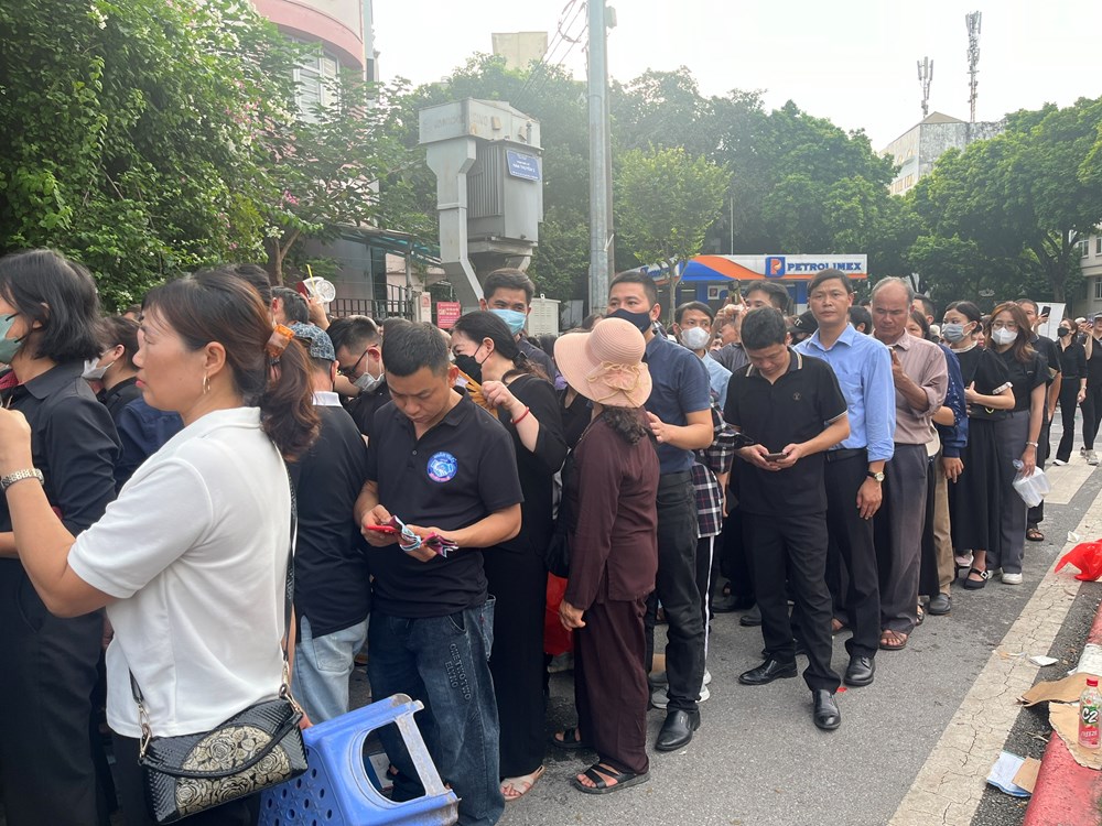 Dòng người xếp hàng chờ viếng Tổng Bí thư Nguyễn Phú Trọng tại Nhà tang lễ Quốc gia - ảnh 2