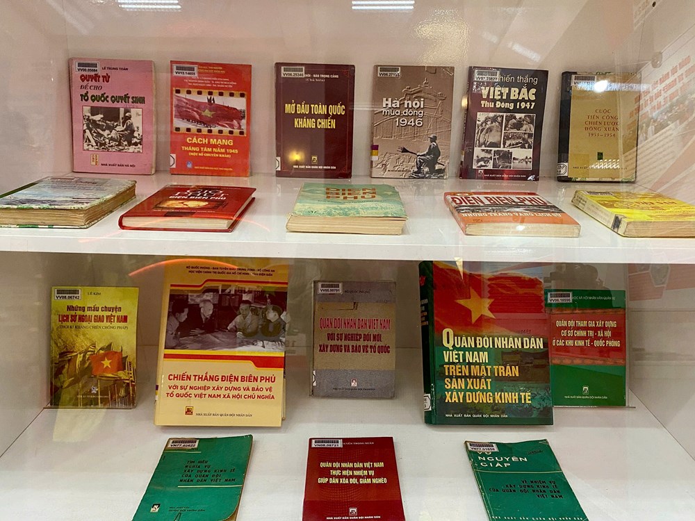 Nhìn lại lịch sử hào hùng qua triển lãm tư liệu “Quân đội anh hùng, Quốc phòng vững mạnh” - ảnh 4
