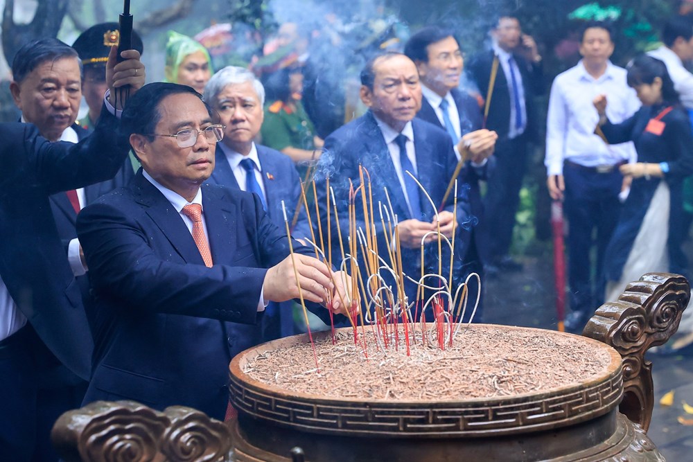 Thủ tướng Phạm Minh Chính dâng hương tưởng niệm các Vua Hùng - ảnh 1
