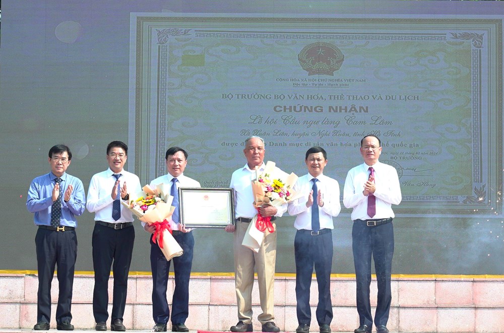 Đón bằng công nhận Di sản văn hóa phi vật thể cấp quốc gia Lễ hội cầu ngư làng Cam Lâm - ảnh 1