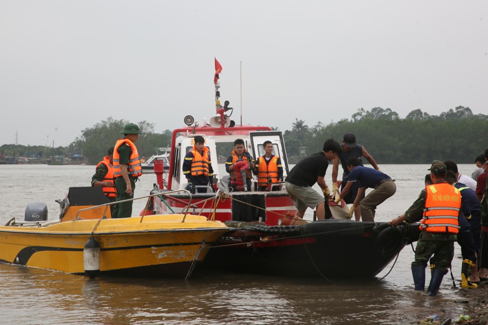 Tập trung tìm kiếm người mất tích do chìm thuyền tại Quảng Ninh - ảnh 1