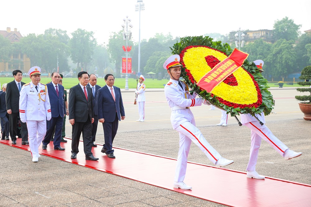 Lãnh đạo Đảng, Nhà nước vào Lăng viếng Chủ tịch Hồ Chí Minh nhân 49 năm thống nhất đất nước - ảnh 1