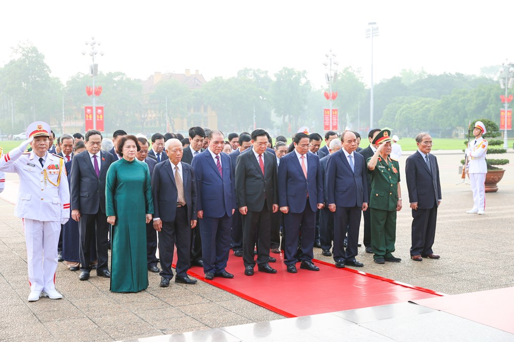 Lãnh đạo Đảng, Nhà nước vào Lăng viếng Chủ tịch Hồ Chí Minh nhân 49 năm thống nhất đất nước - ảnh 2