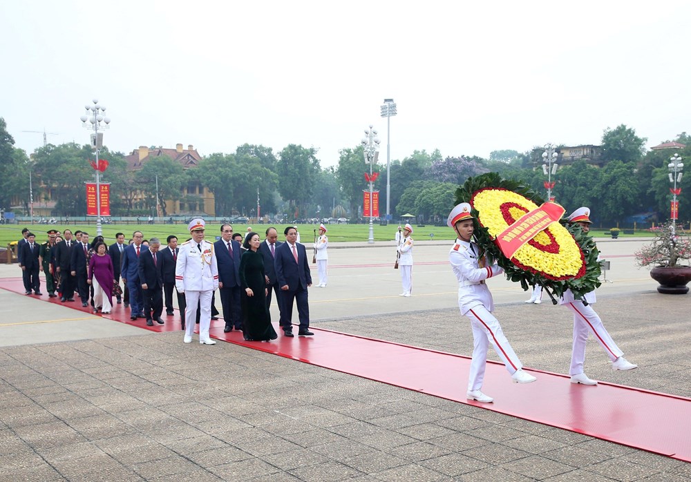 Lãnh đạo Đảng, Nhà nước vào Lăng viếng Chủ tịch Hồ Chí Minh - ảnh 1