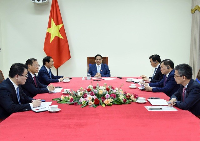  Thủ tướng Phạm Minh Chính điện đàm với Thủ tướng Singapore Lawrence Wong  - ảnh 1