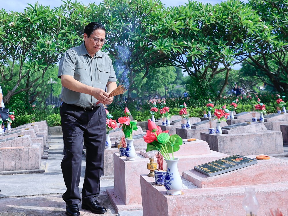 Thủ tướng dâng hương tưởng niệm Đại tướng Võ Nguyên Giáp và các anh hùng liệt sĩ - ảnh 3