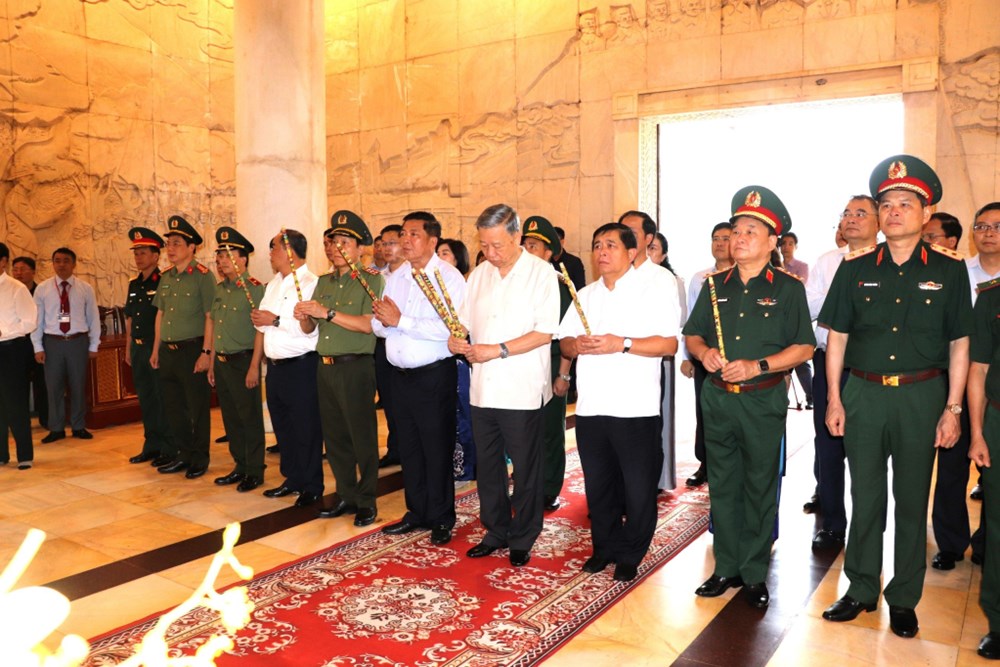 Chủ tịch nước dâng hương Đền thờ Chủ tịch Hồ Chí Minh tại Khu Di tích quốc gia đặc biệt Pác Bó - ảnh 1