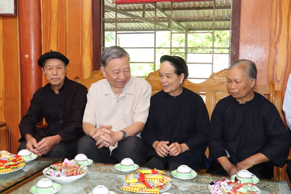 Chủ tịch nước dâng hương Đền thờ Chủ tịch Hồ Chí Minh tại Khu Di tích quốc gia đặc biệt Pác Bó - ảnh 2