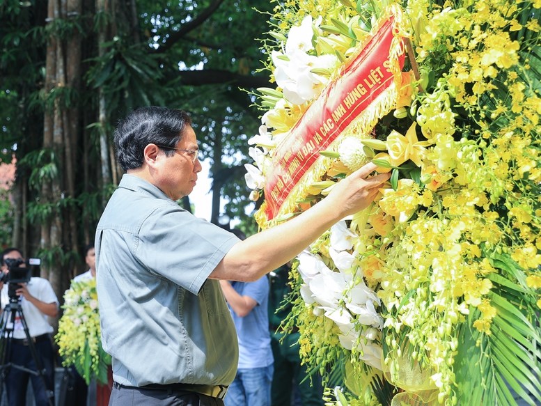 Thủ tướng dâng hương, dâng hoa tưởng nhớ các anh hùng liệt sĩ tại các Khu Di tích lịch sử quốc gia Thái Nguyên - ảnh 1