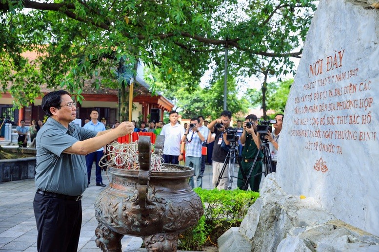 Thủ tướng dâng hương, dâng hoa tưởng nhớ các anh hùng liệt sĩ tại các Khu Di tích lịch sử quốc gia Thái Nguyên - ảnh 2
