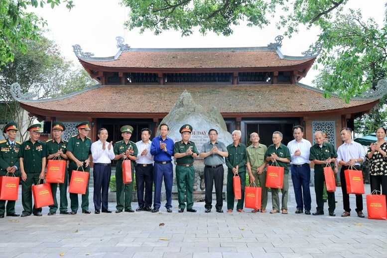 Thủ tướng dâng hương, dâng hoa tưởng nhớ các anh hùng liệt sĩ tại các Khu Di tích lịch sử quốc gia Thái Nguyên - ảnh 3