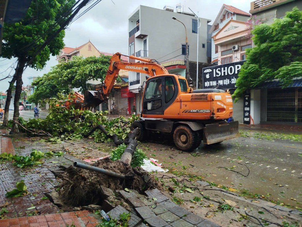 Hà Nội oằn mình trước bão số 3 - ảnh 7